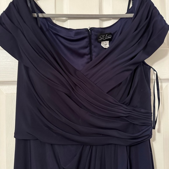 NEW La Femme Navy Ruched Jersey Column Gown
LA FEMME SIZE 16 or 8 - Picture 5 of 8